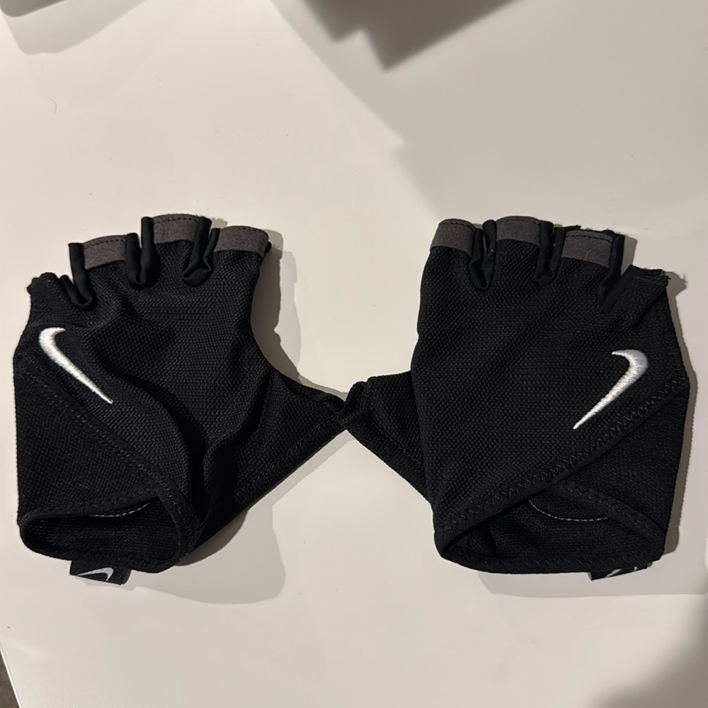 Black and gray Nike fitness gloves